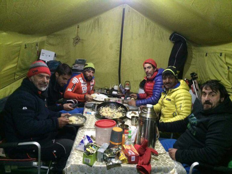 Eneko Garamendi (primero por la derecha), en un momento de descanso en la tienda del campamento base