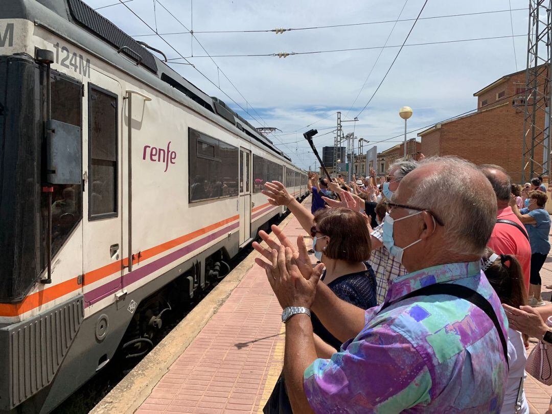 Los vecinos de Caspe aplauden al paso del tren por la estación