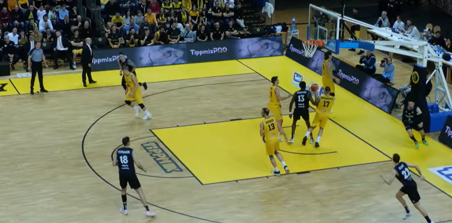 Jugada de ataque de Bilbao Basket durante el partido en Hungría, disputado este miércoles