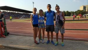 El entrenador José Antonio Santodomingo, con Andrea Jiménez, Alejandra Hernández y Adrián Bascuñana