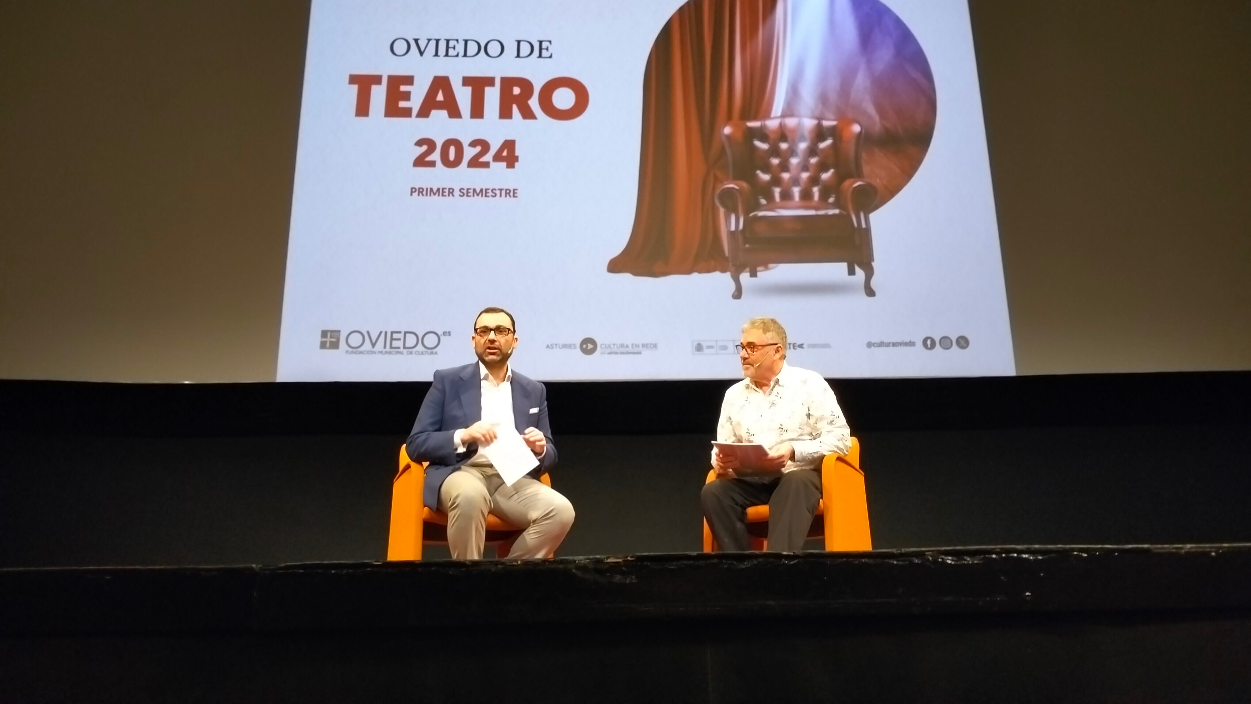 El concejal de Cultura, David Álvarez, y el director artístico del ciclo, Luis Vigil, desvelan el programa desde el escenario del Filarmónica