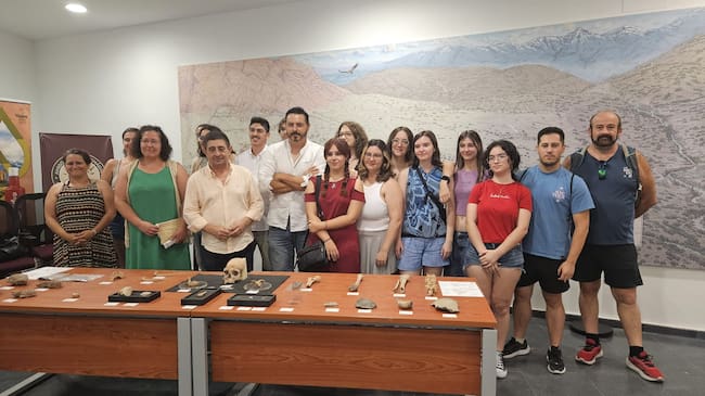 Foto de familia con autoridades, presidente de la Diputación, concejala, técnicos y alumnado del Campo de Trabajo