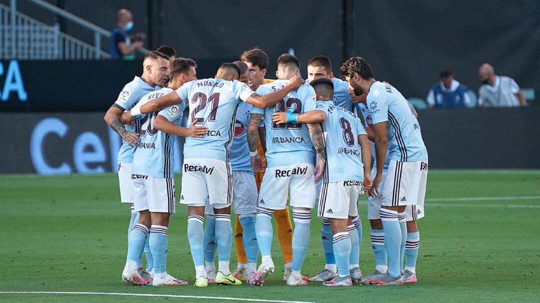 Futbolistas del Celta hacen corrillo en Balaídos