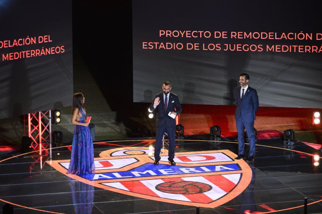 Mohamed El Assy con el alcalde Ramón Fernández-Pacheco.