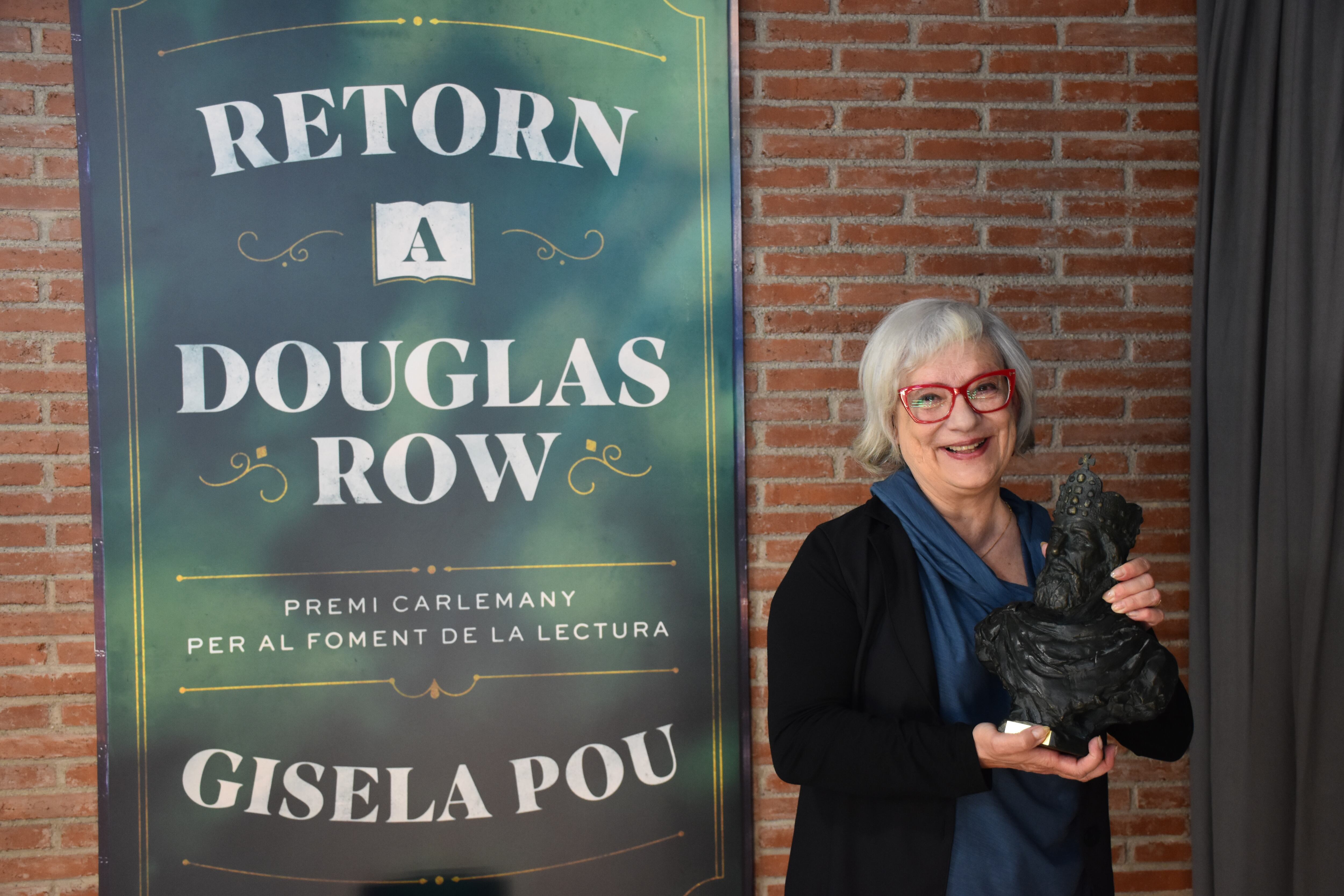 Gisela Pou, guanyadora del 13è Premi Carlemany per al foment de la lectura, amb el guardó.
