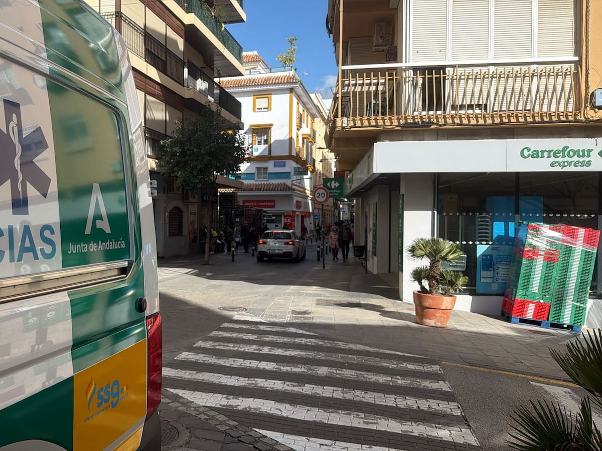 Salvan la vida de un mayor en Algeciras tras sufrir un desvanecimiento en la calle Alfonso XI
