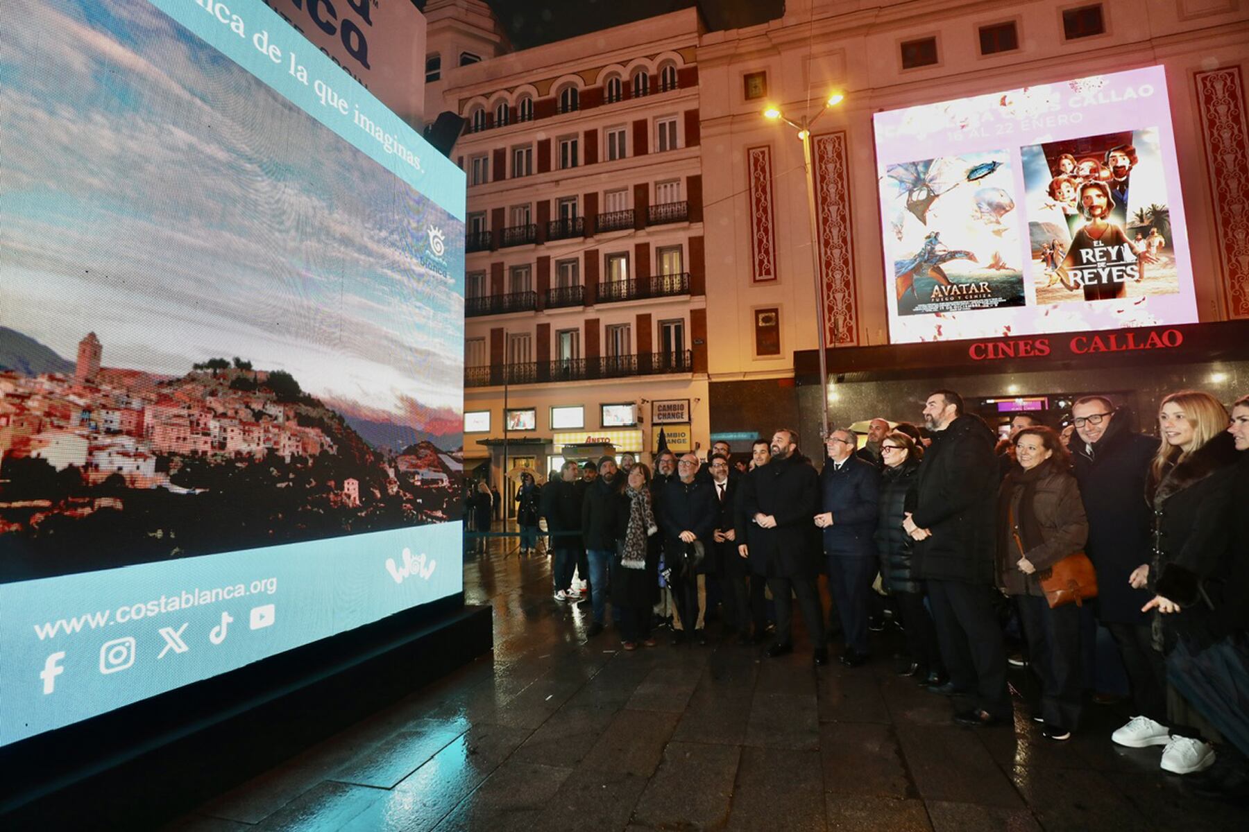 De nuevo la Plaza Callao ha vuelto a ser donde se ha colocado un cubo de grandes dimensiones con proyecciones de imágenes de poblaciones de la provincia de Alicante