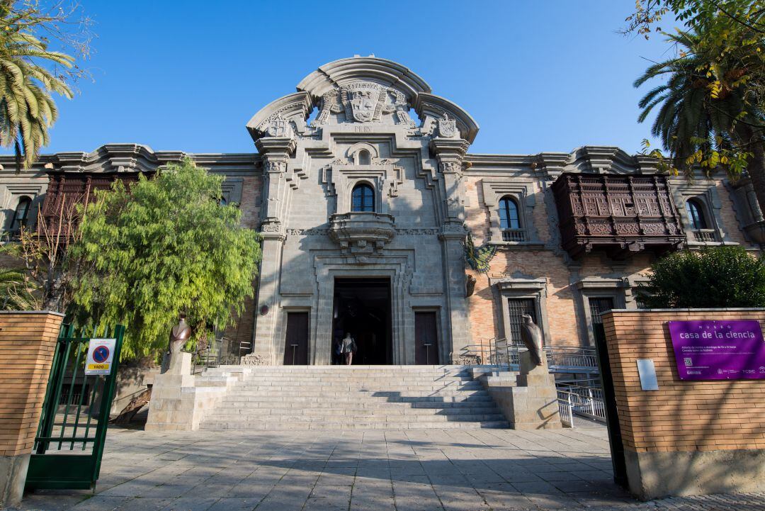 Fachada principal de la Casa de la Ciencia en Sevilla