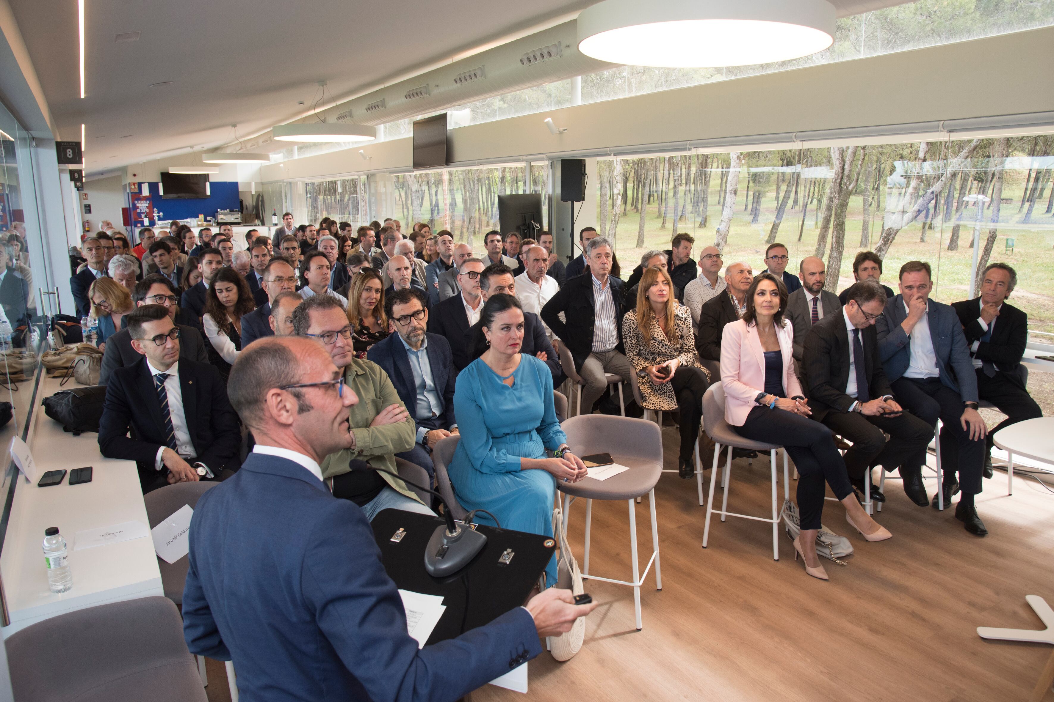 El presidente de ADEA, Fernando Rodrigo, se dirige a los asistentes al foro sobre los efectos de la inteligencia artificial en las empresas celebrado este martes en Huesca. ADEA