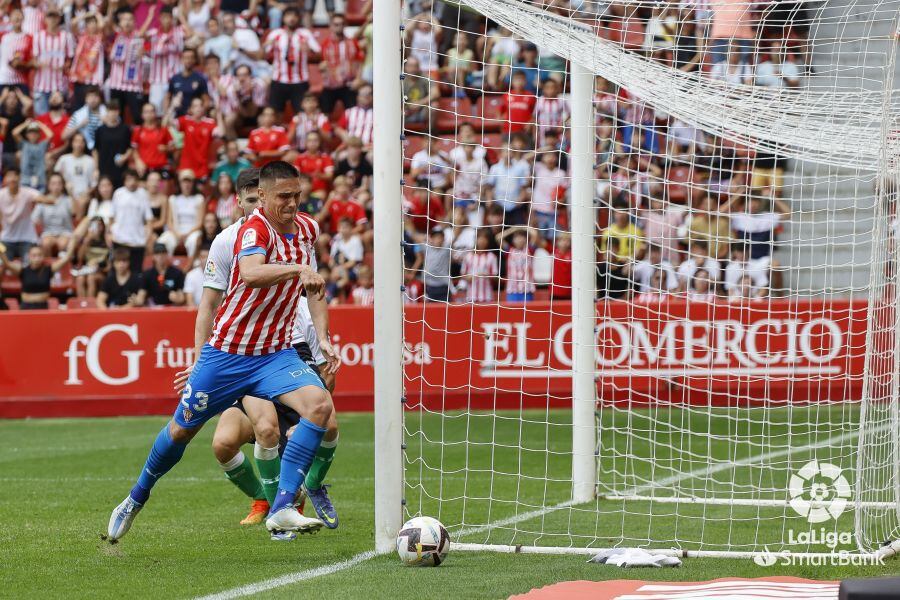 Djuka se lamenta por fallar una ocasión ante el Racing de Santander.