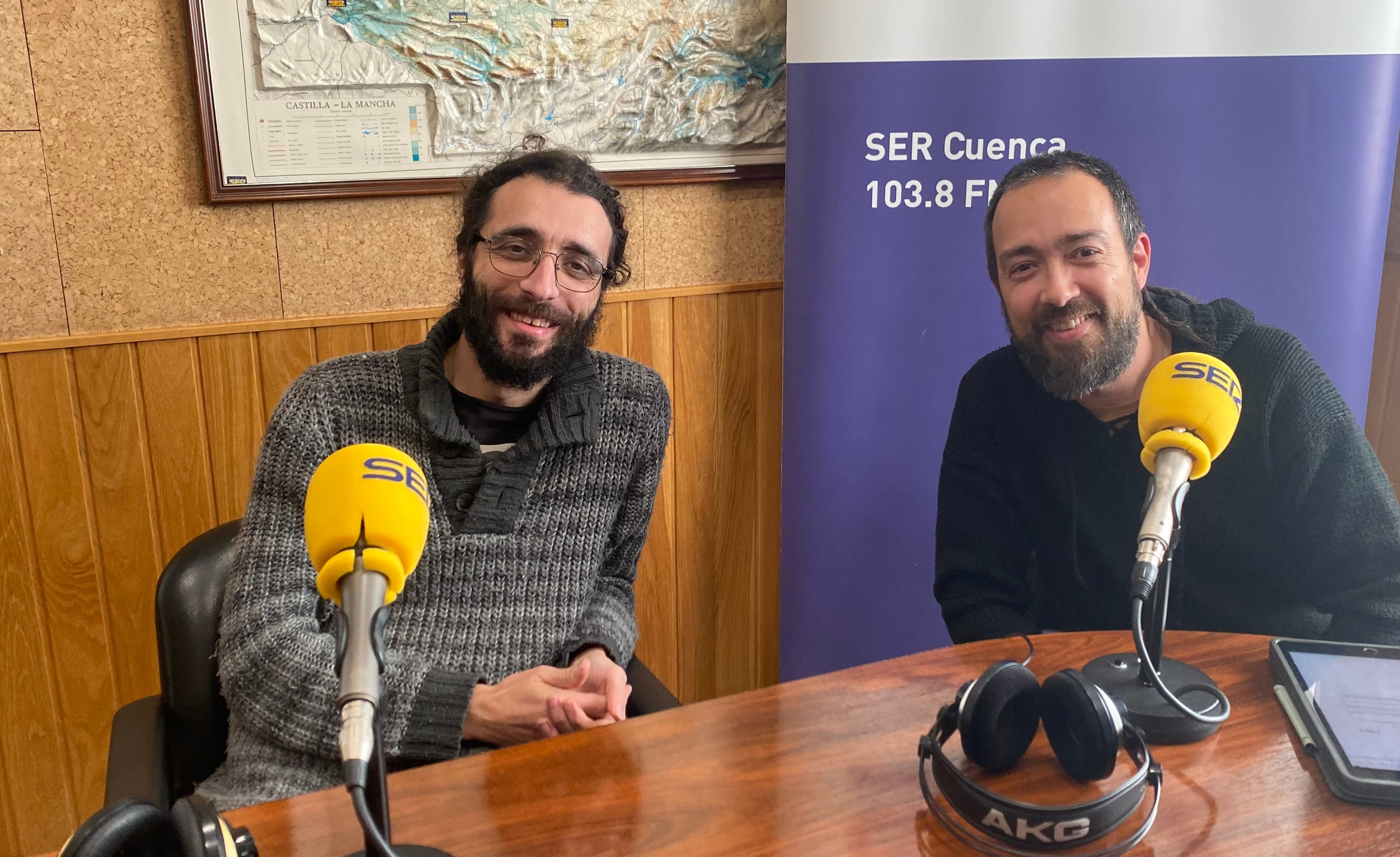 Los arqueólogos Santiago Domínguez y Miguel Osma en los estudios de SER Cuenca.