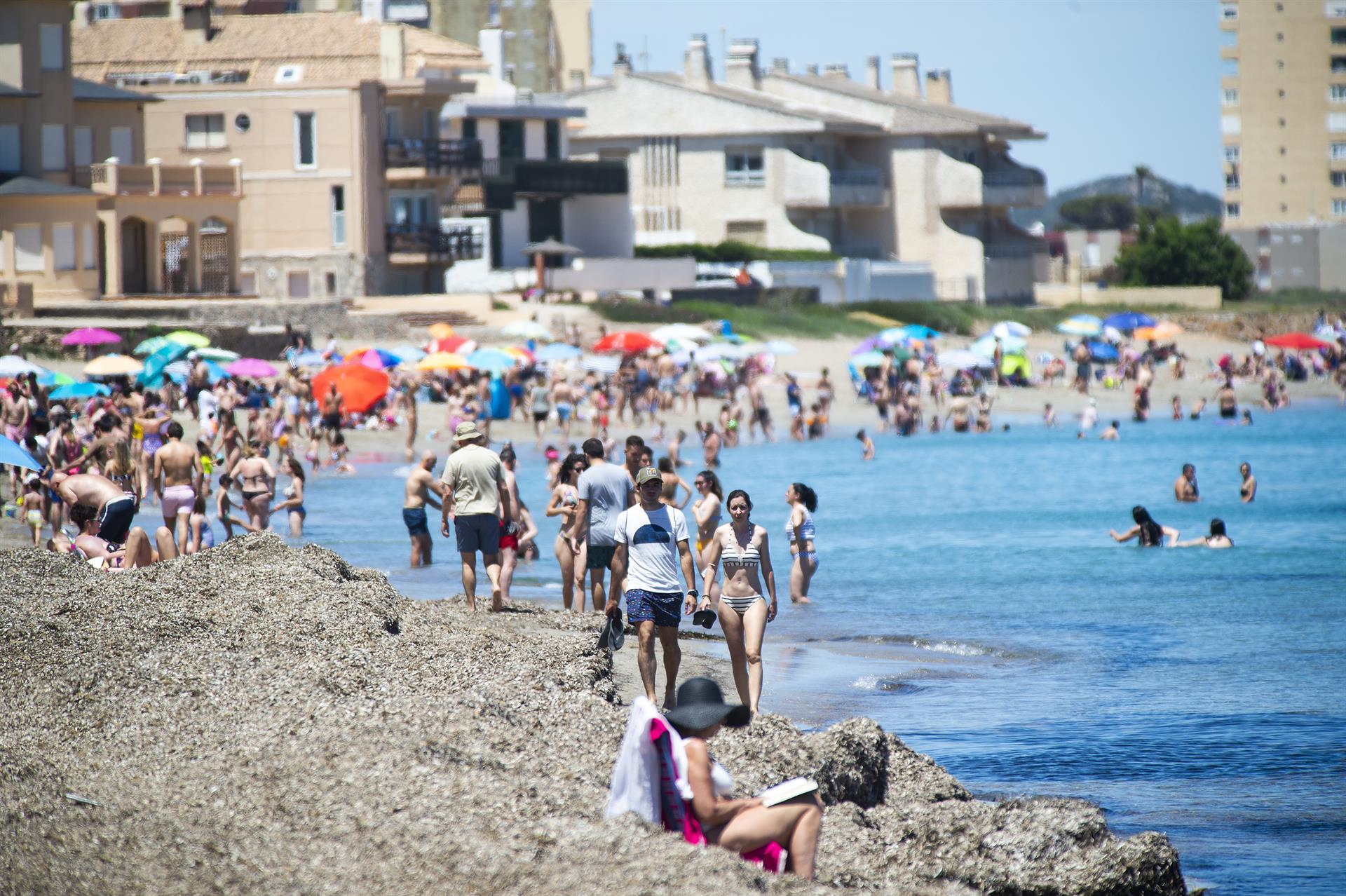 Varias personas en la Playa de Levante, en la Manga del Mar Menor en Cartagena