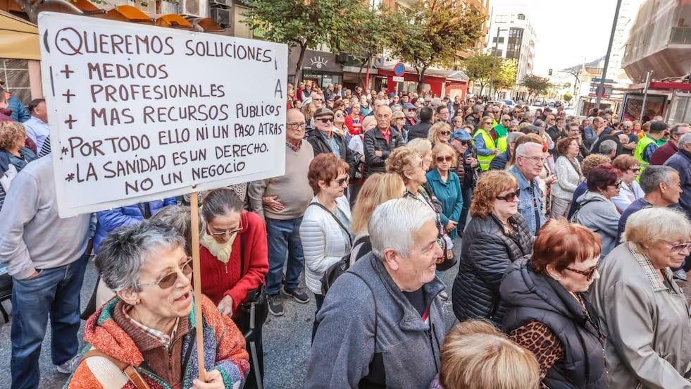 Imagen de archivo de una concentración en defensa de la sanidad pública frente al Centro de Especialidades de la calle Padre Manjón de Elda