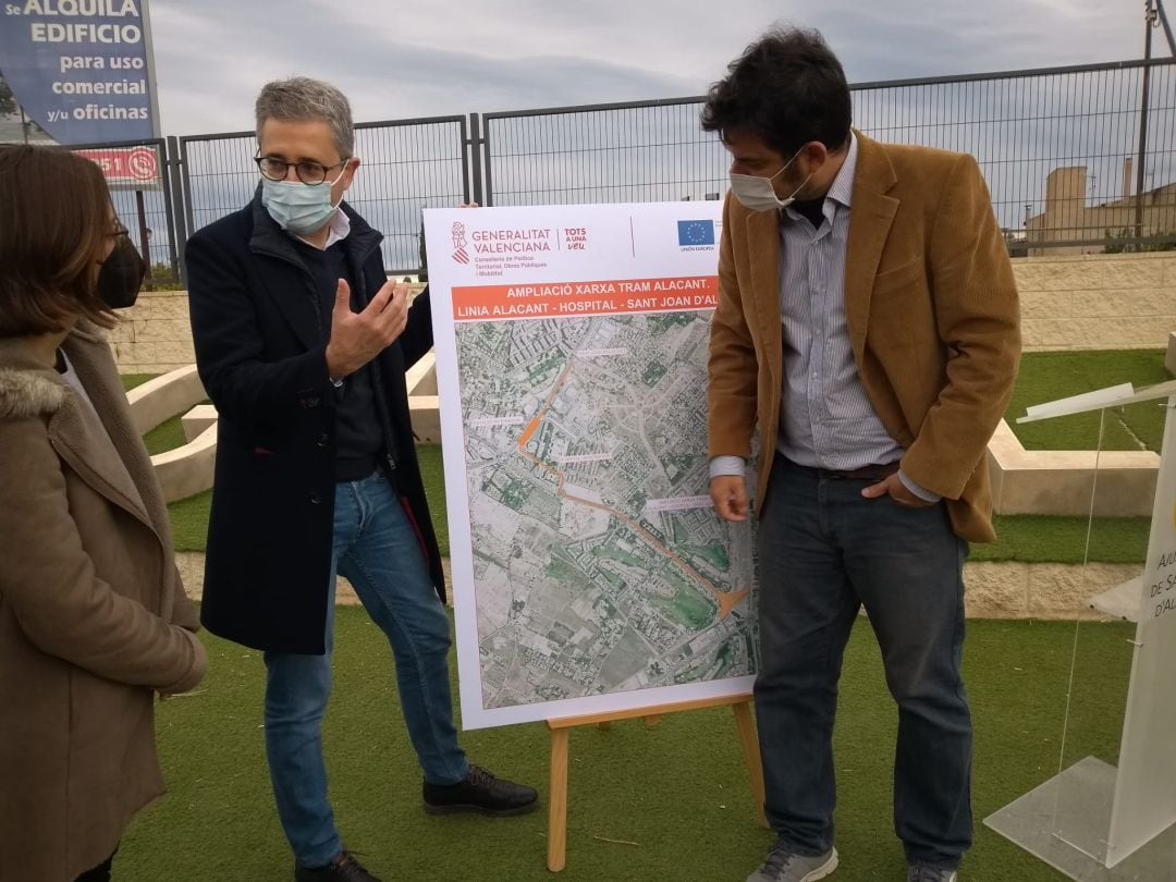 El conseller de Política Territorial, Obras Públicas y Movilidad, Arcadi España (i) y el alcalde de Sant Joan d&#039;Alacant, Jaime Albero (d), en la presentación de la ampliación del TRAM d&#039;Alacant a Sant Joan.