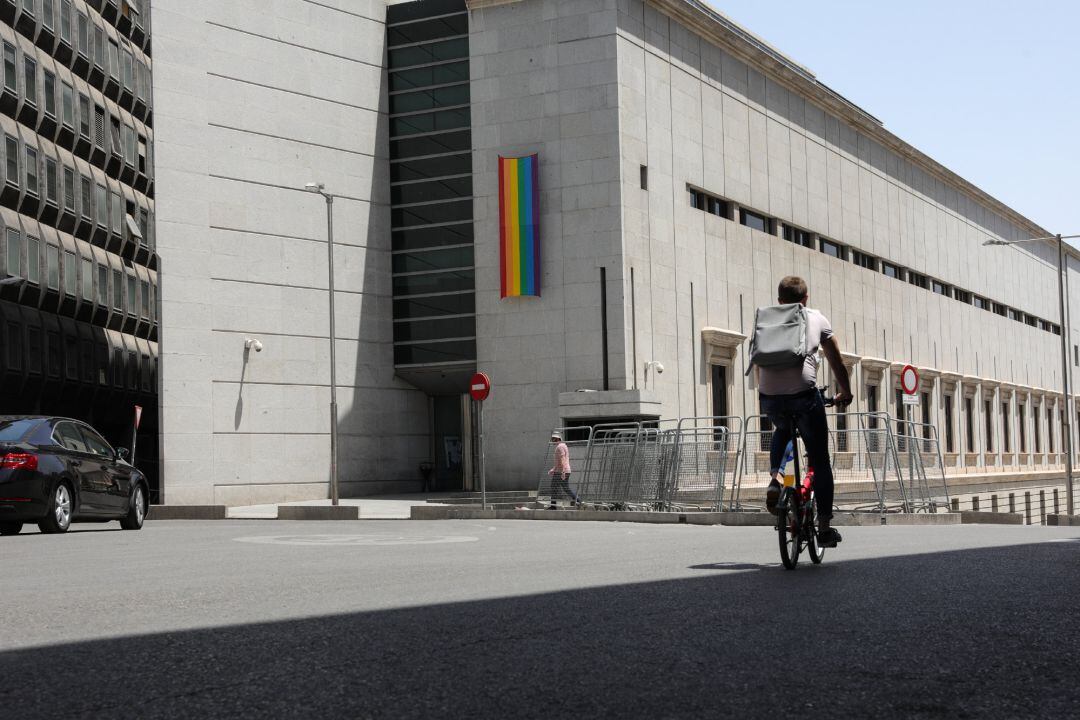 El Congreso de los Diputados coloca la bandera LGTBI en el acceso de la esquina de la Carrera de San Jerónimo con la calle Cedaceros durante las fiestas del Orgullo Gay 2019.