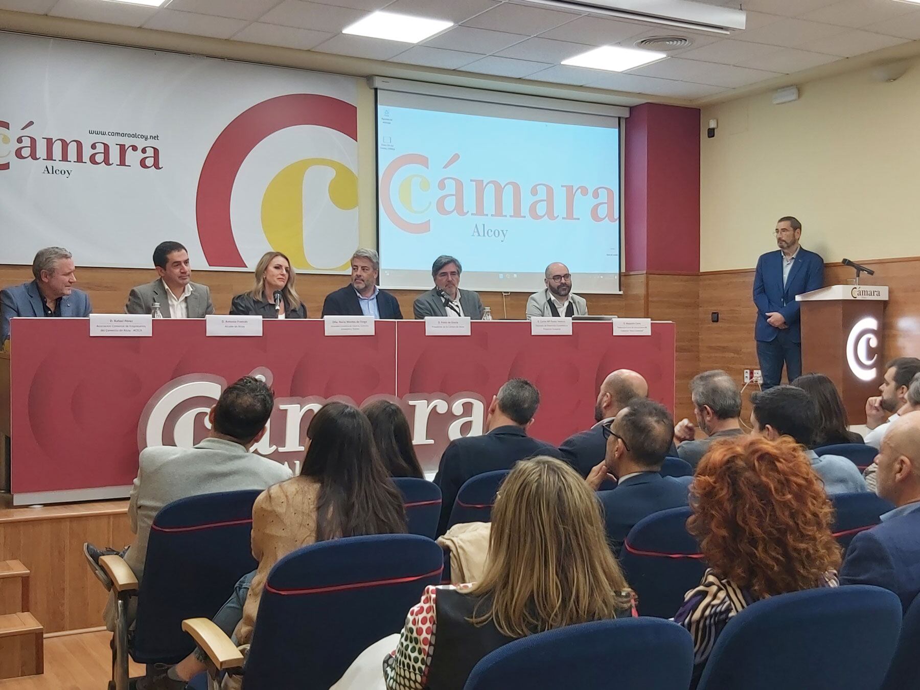 La consellera Nuria Montes durante su intervención con la que clausuraba la gala 'Nit del Comerç d'Alcoi' en su segunda edición