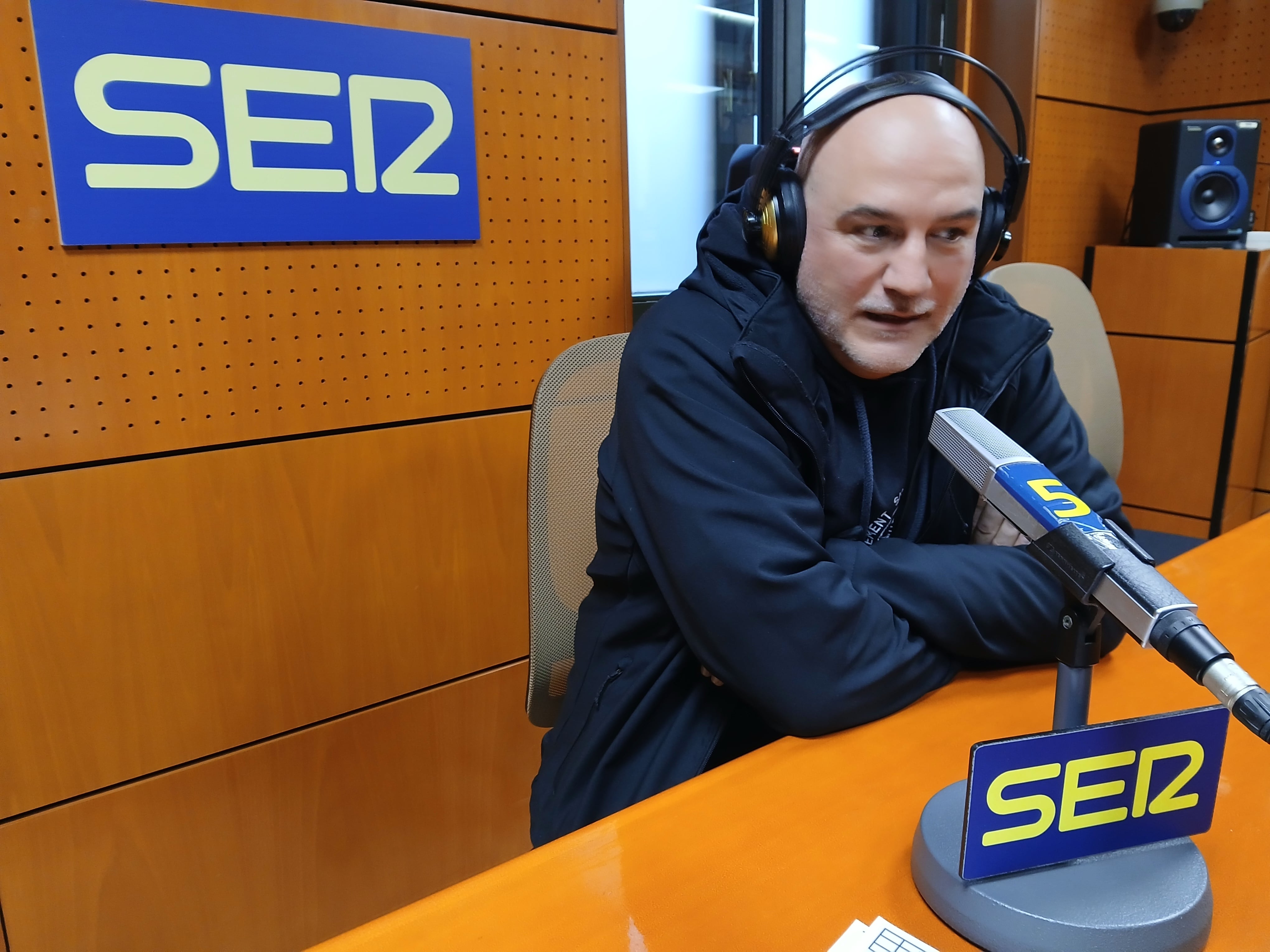 Francisco Salvador Pina en el estudio central de Radio Zaragoza.