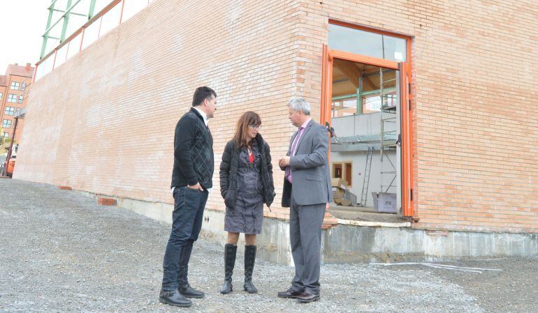 El alcalde, Narciso Romero, ha visitado junto a la concejala de Educación, Belén Ochoa, las obras en el pabellón deportivo del colegio público Miguel Delibes