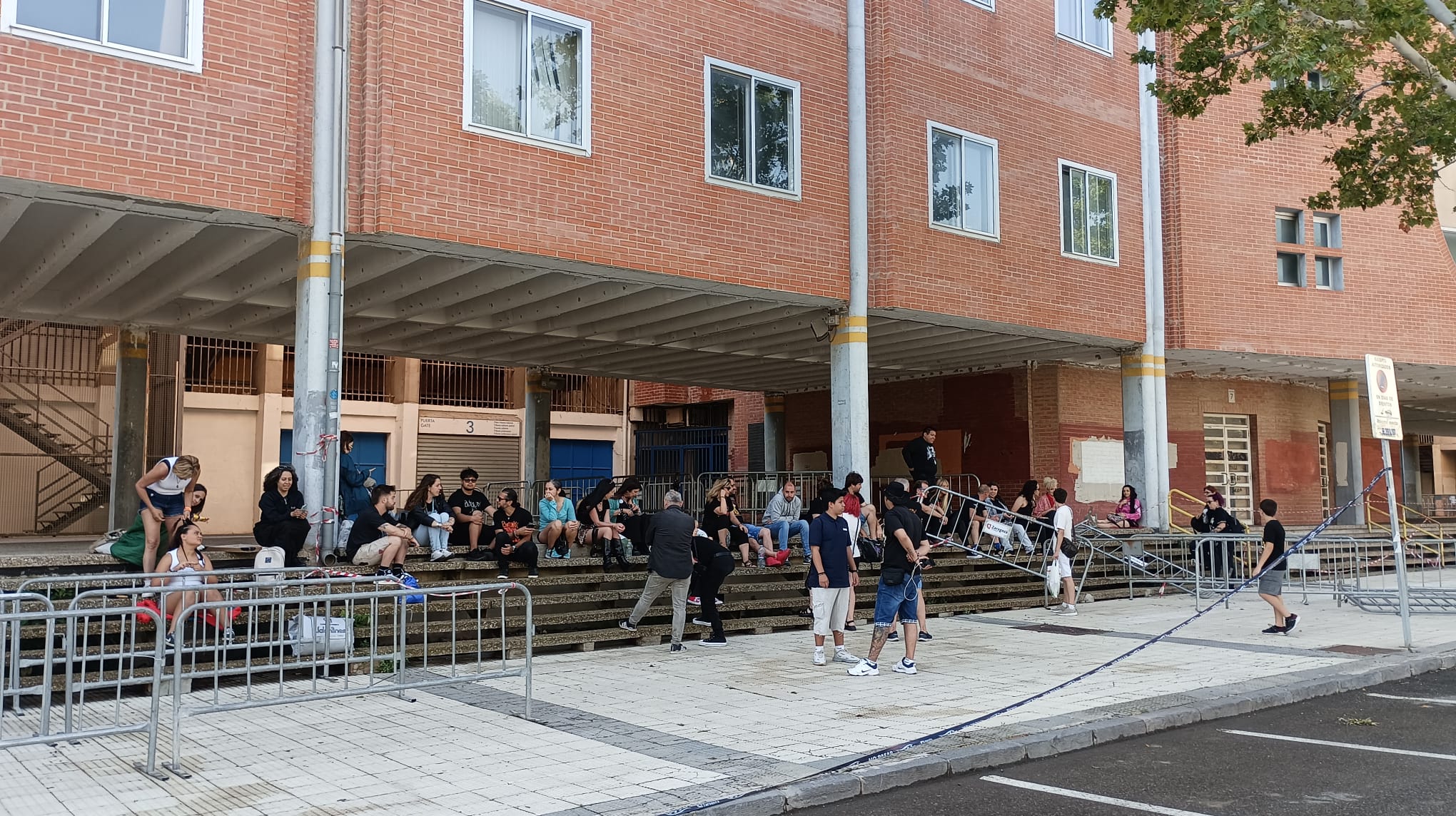 Fila para el concierto de Bunbury en Zaragoza