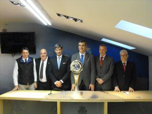 El alcalde de Guadalajara, Antonio Román, con la Copa de Europa y representantes de la RFEFe Inter Movistar.