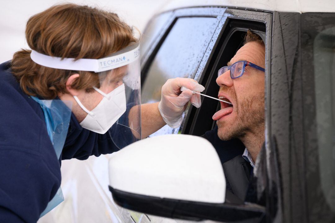 Un hombre sometido a una prueba PCR.