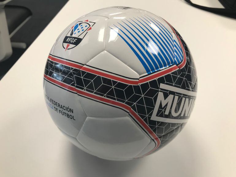 Tratase de un balón deseñado excluisvamente para a Real Federcaión Galega de Fútbol, contando coas cores da bandeira galega e o escudo da RFGF.