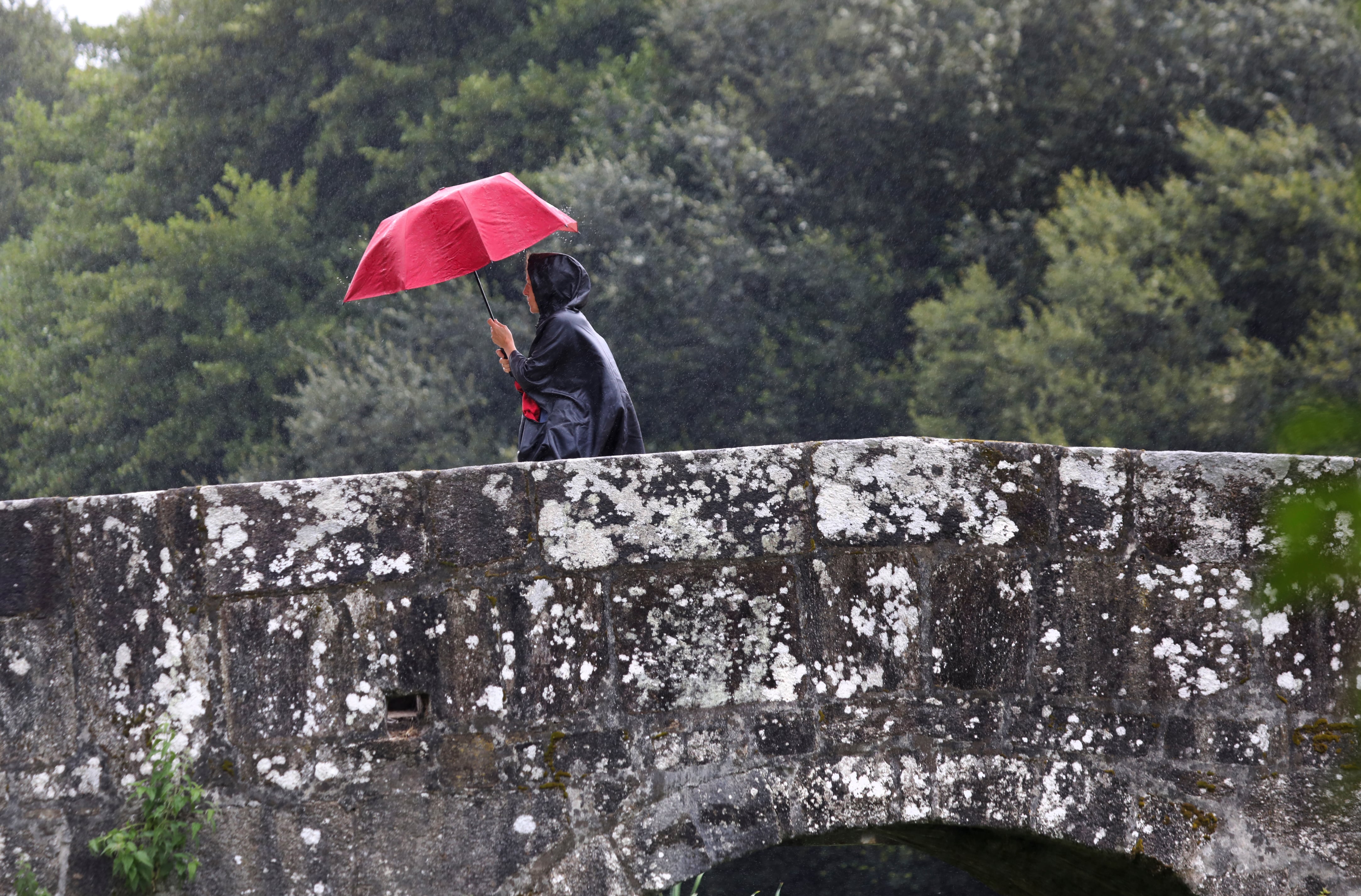 Una mujer pasa por el puente de Sar en Santiago de Compostela.