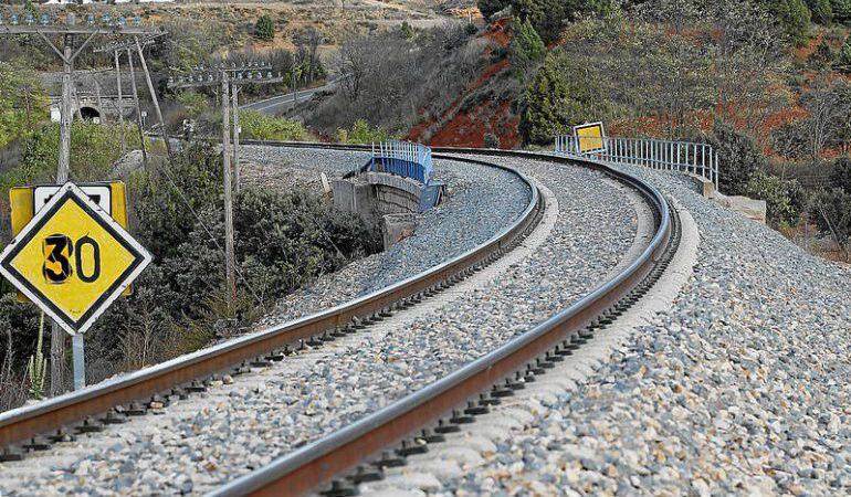 Línea férrea que una el eje Sagunto-Teruel-Zaragoza.