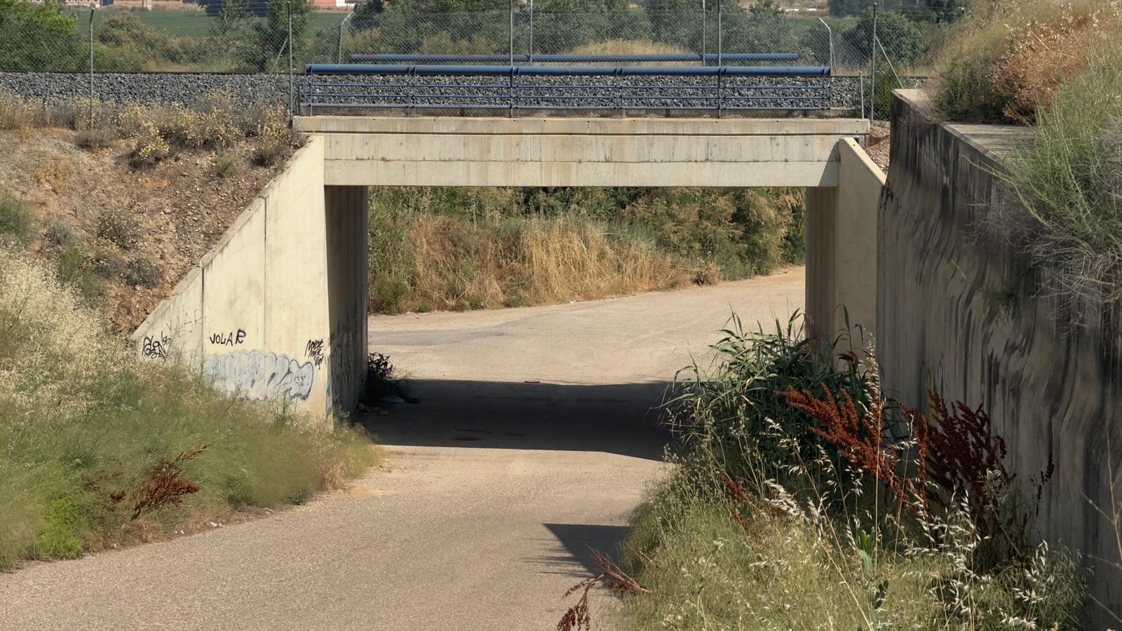 Imagen del paso subterráneo por donde discurrirá el nuevo vial entre los barrios de Azucaica y el Polígono