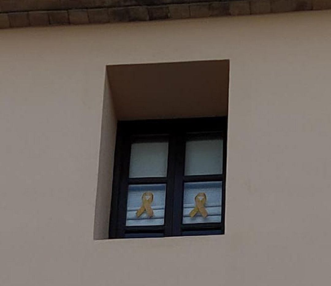 Lazos colgados en las ventanas del ayuntamiento de Benissa.