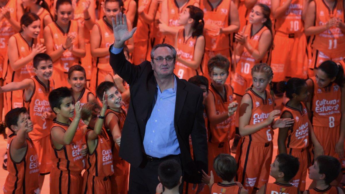 Brad Branson, rodeado de jugadores y jugadoras de Valencia, durante un acto de reconocimiento en La Fonteta.