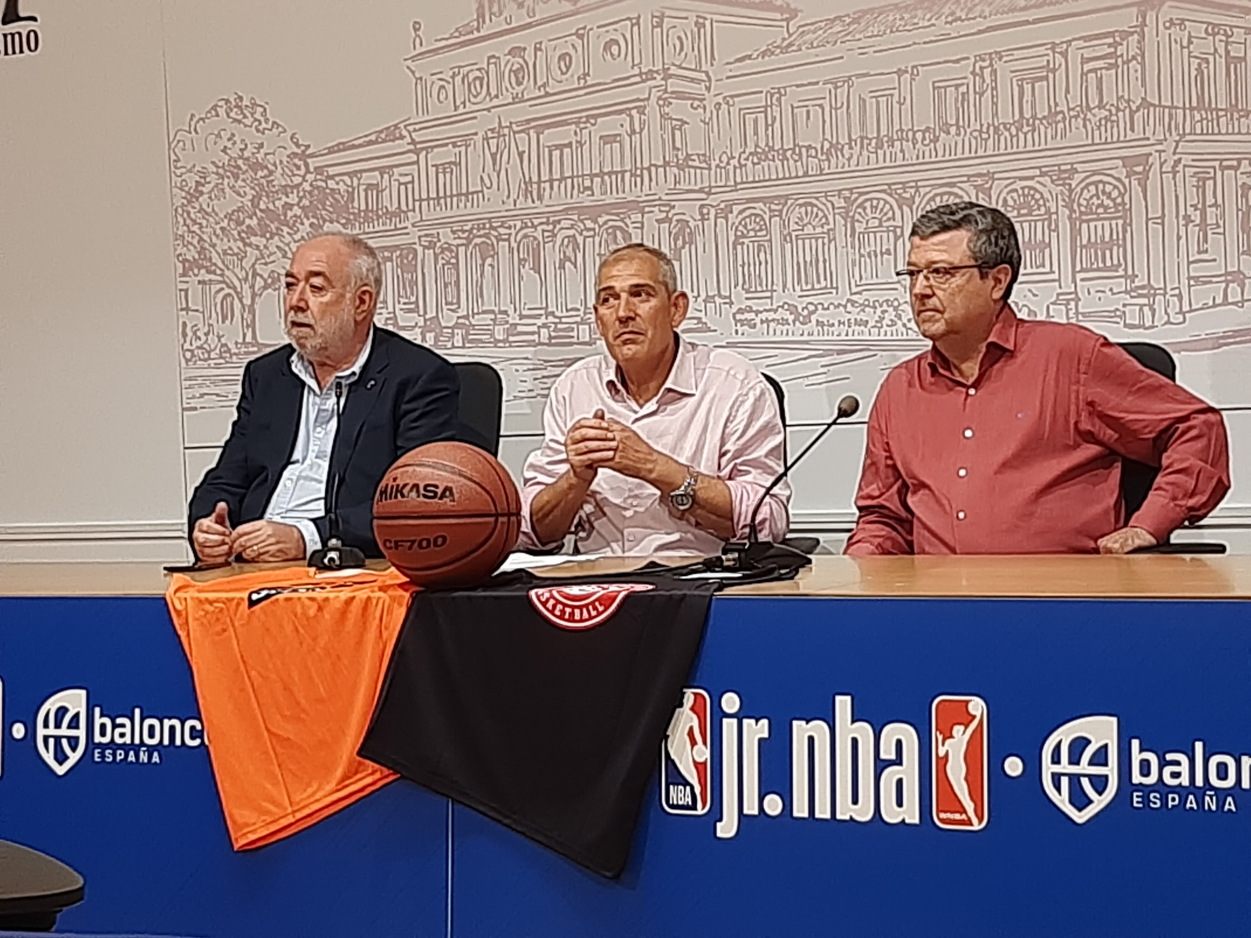 Castañeda, Canuria y Vázquez, durante la presentación de las actividades en León