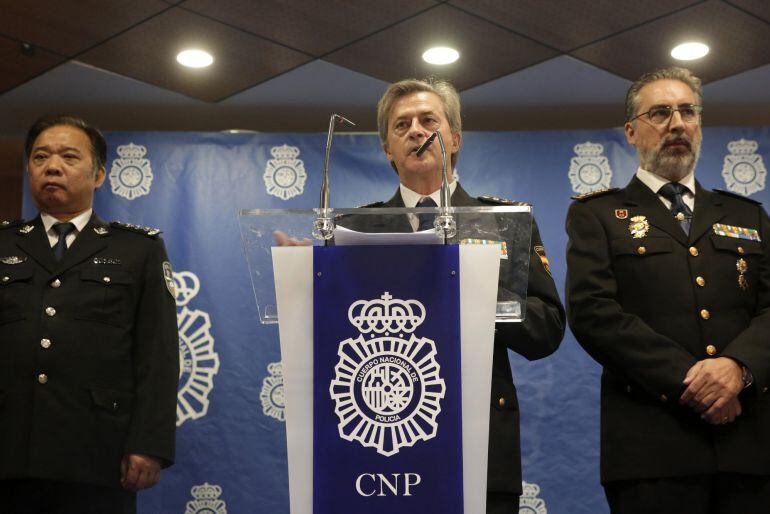 El comisario general de Policía Judicial, Eloy Quirós (c), durante la rueda de prensa ofrecida para explicar la operación denominada Wall, desarrollada entre la Policía española y la china