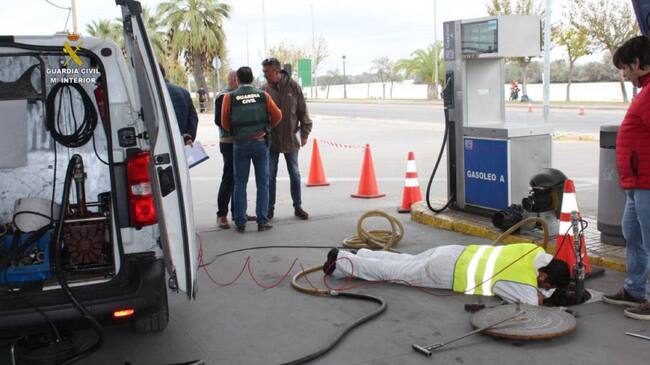 Inspección de la Guardia Civil en la gasolinera de la barriada del Guadalquivir.