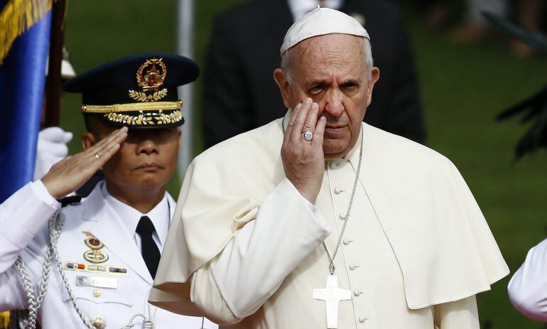 El Papa Francisco es recibido por el presidente filipino, Benigno Aquino III (fuera de cuadro), a su llegada al palacio presidencial Malacanang en Manila.