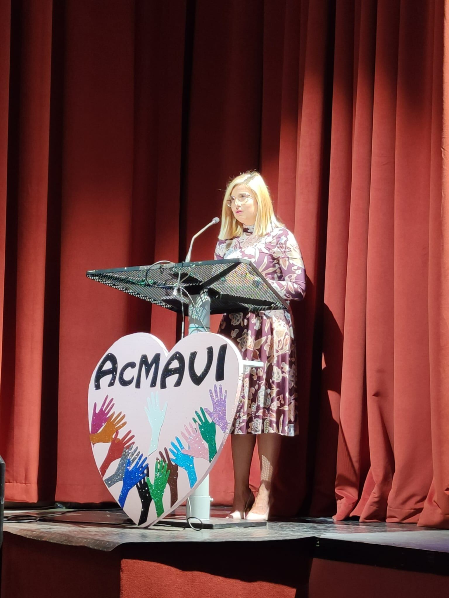 Irene Navarro, alcaldesa de Petrer, en la presentación del calendario solidario AcMAVI