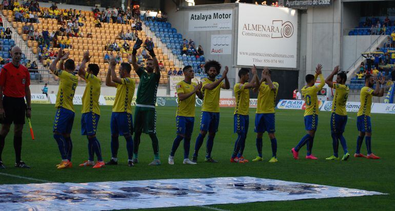 Los jugadores saludan a la afición en Carranza