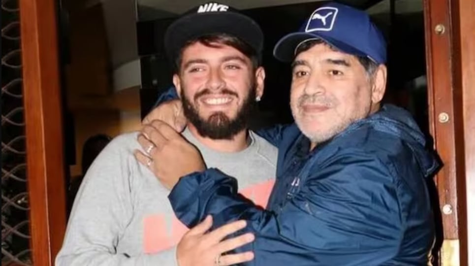 Maradona junto a su hijo (entrenador actual de la UD Ibarra)