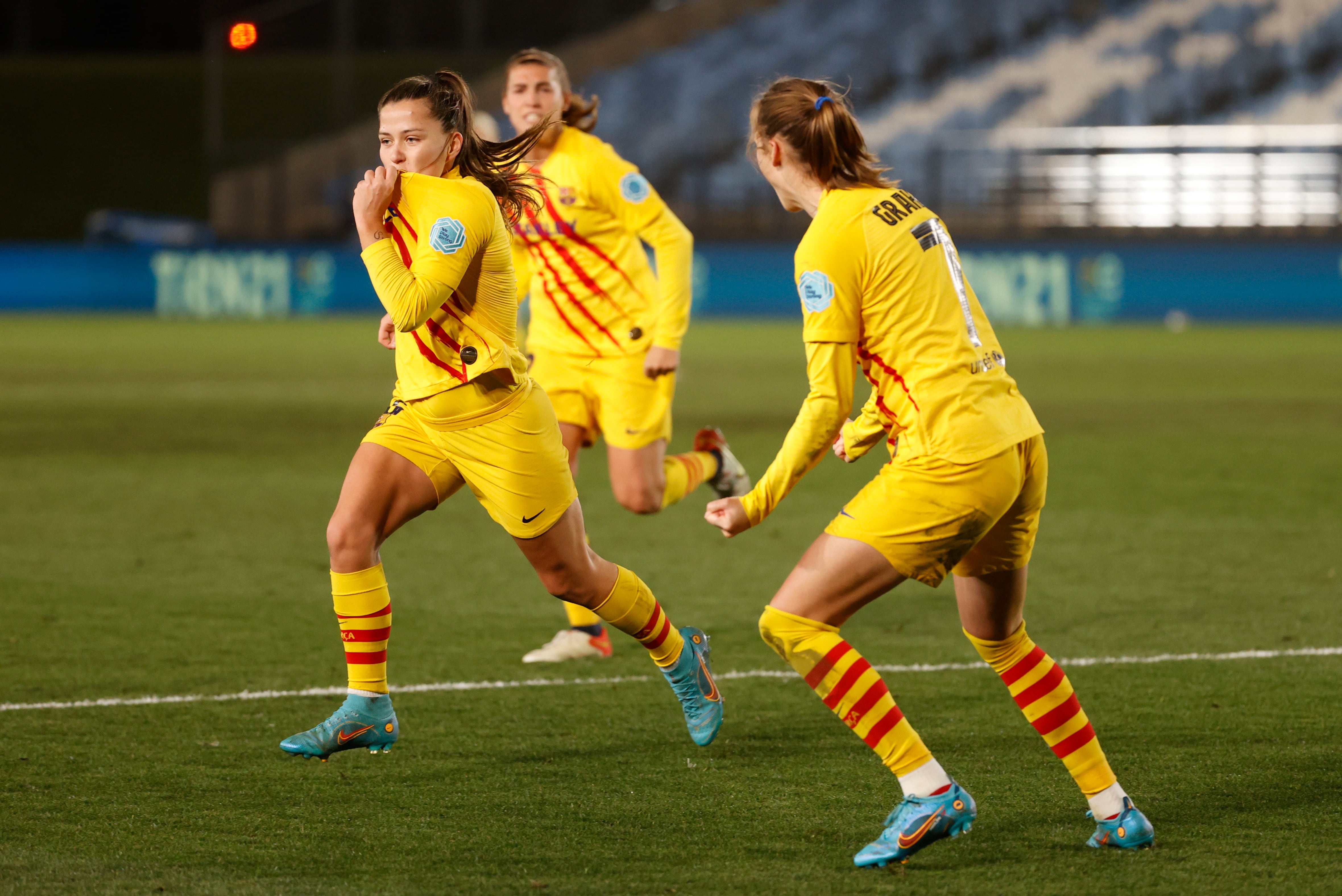 GRAF4600. MADRID, 22/03/2022.- La delantera del Barcelona Claudia Pina (i) celebra tras marcar el 1-2 durante el encuentro de cuartos de final de Liga de Campeones femenina entre el Real Madrid y el FC Barcelona, este martes en el estadio Alfredo Di Stéfano en Madrid. EFE/ Juanjo Martín
