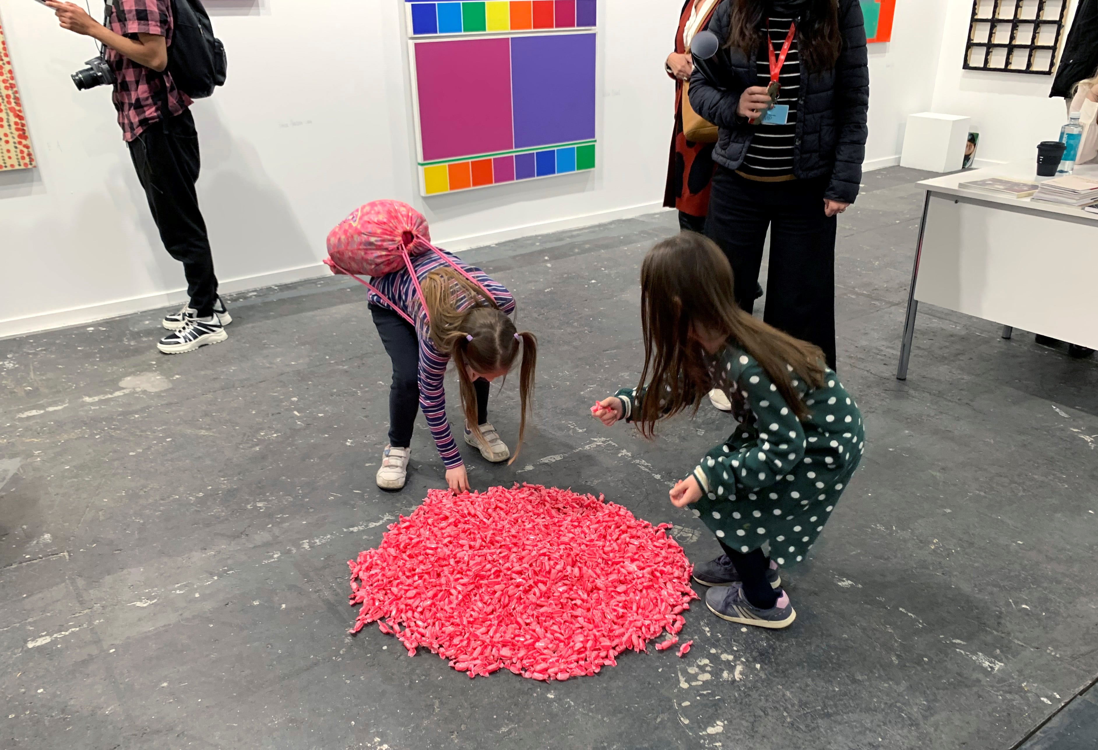 Dos niñas junto a la obra &#039;Placebo Rosa&#039; del artista guatemalteco Esvin Alarcón.