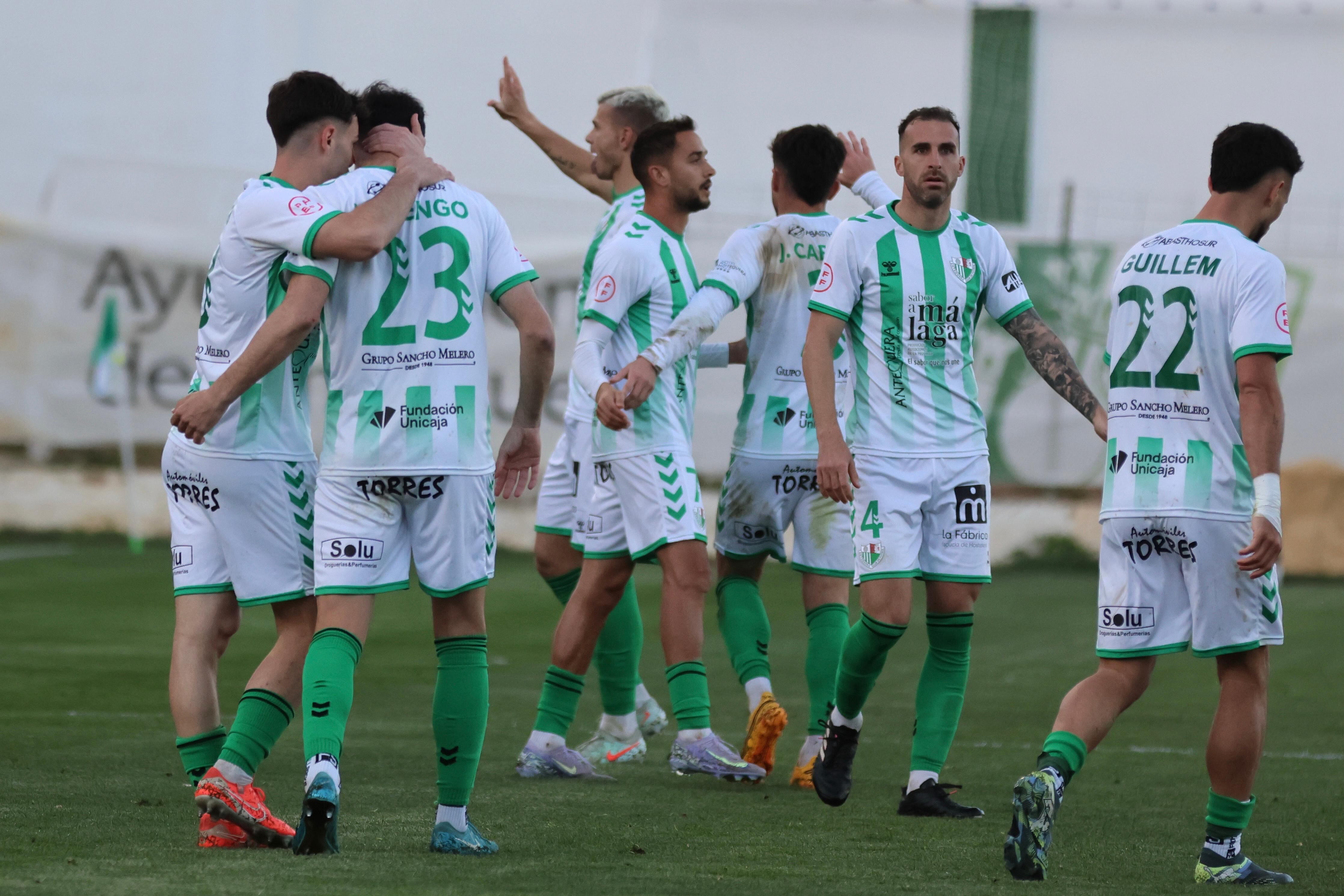 El Antequera CF celebrando un gol en El Maulí