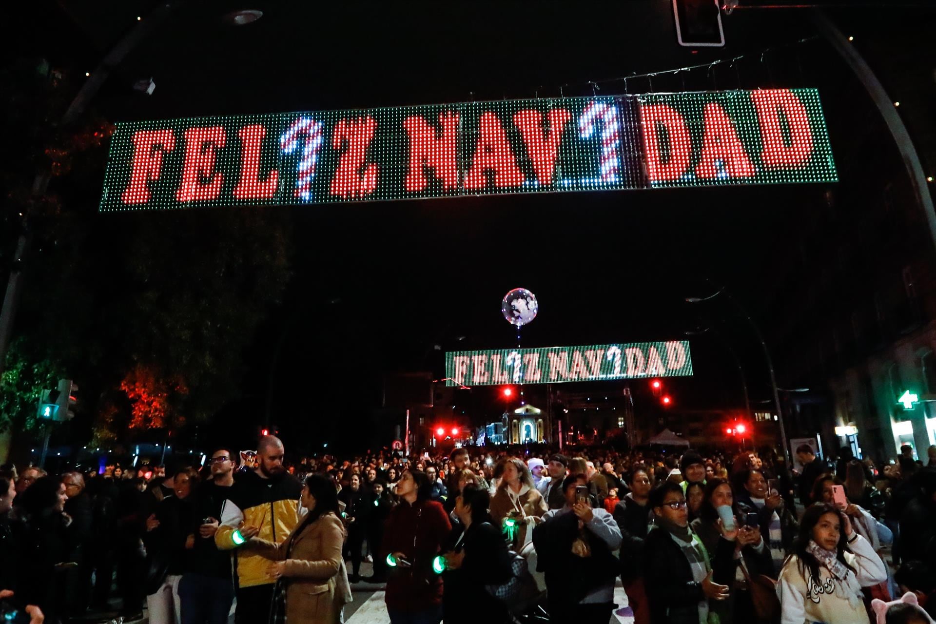 Espectáculo Del Encendido De Luces De Navidad En El Jardín Chino Y La Plaza Martínez Tornel (Murcia)