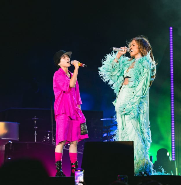 Jennifer López canta con su hija Emme.