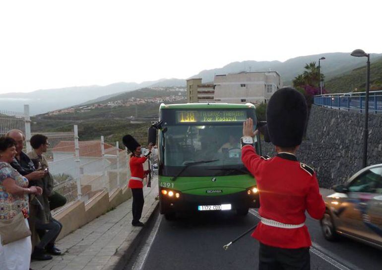 Carnavaleros parando una guagua