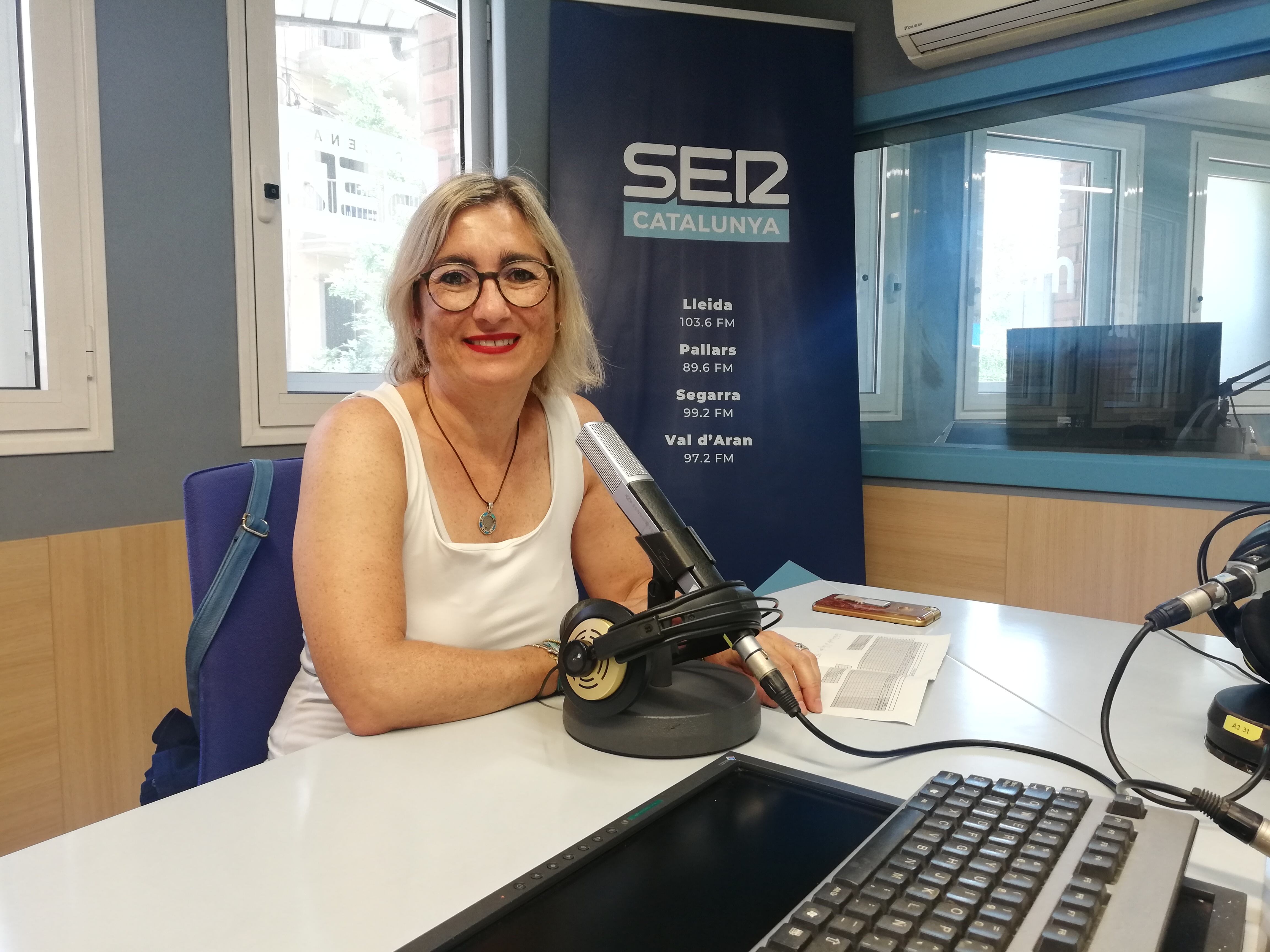 La veterinària del Refugi dels Peluts, Isabel Alonso, durant l'entrevista a Ràdio Lleida. Per telèfon també ens ha acompanyat el regidor de Transició Ecològica, Jaume Rutllant.