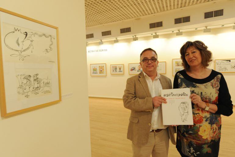 Exposición de homenaje a Martín Morales en el museo CajaGRANADA con el comisario, Alejandro Víctor García; y la esposa del humorista, Magdalena de los Heros