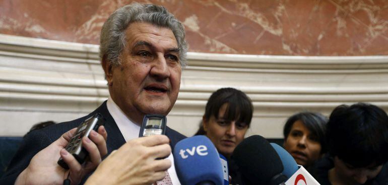 GRA015. MADRID, 03/12/2014.- El presidente del Congreso de los Diputados, Jesús Posada (c), en los pasillos del Congreso donde hoy y mañana se celebran las tradicionales jornadas de puertas abiertas por la conmemoración del día de la Constitución, el próx