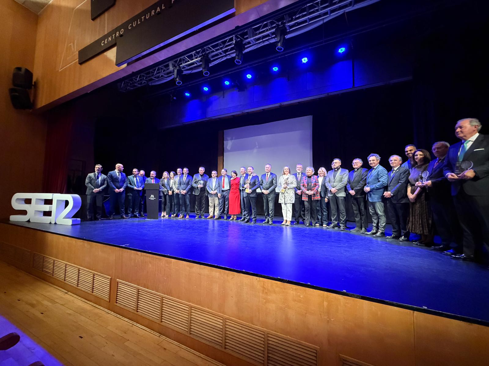 Foto de familia de los galardonados en la gala Nazareno del Año