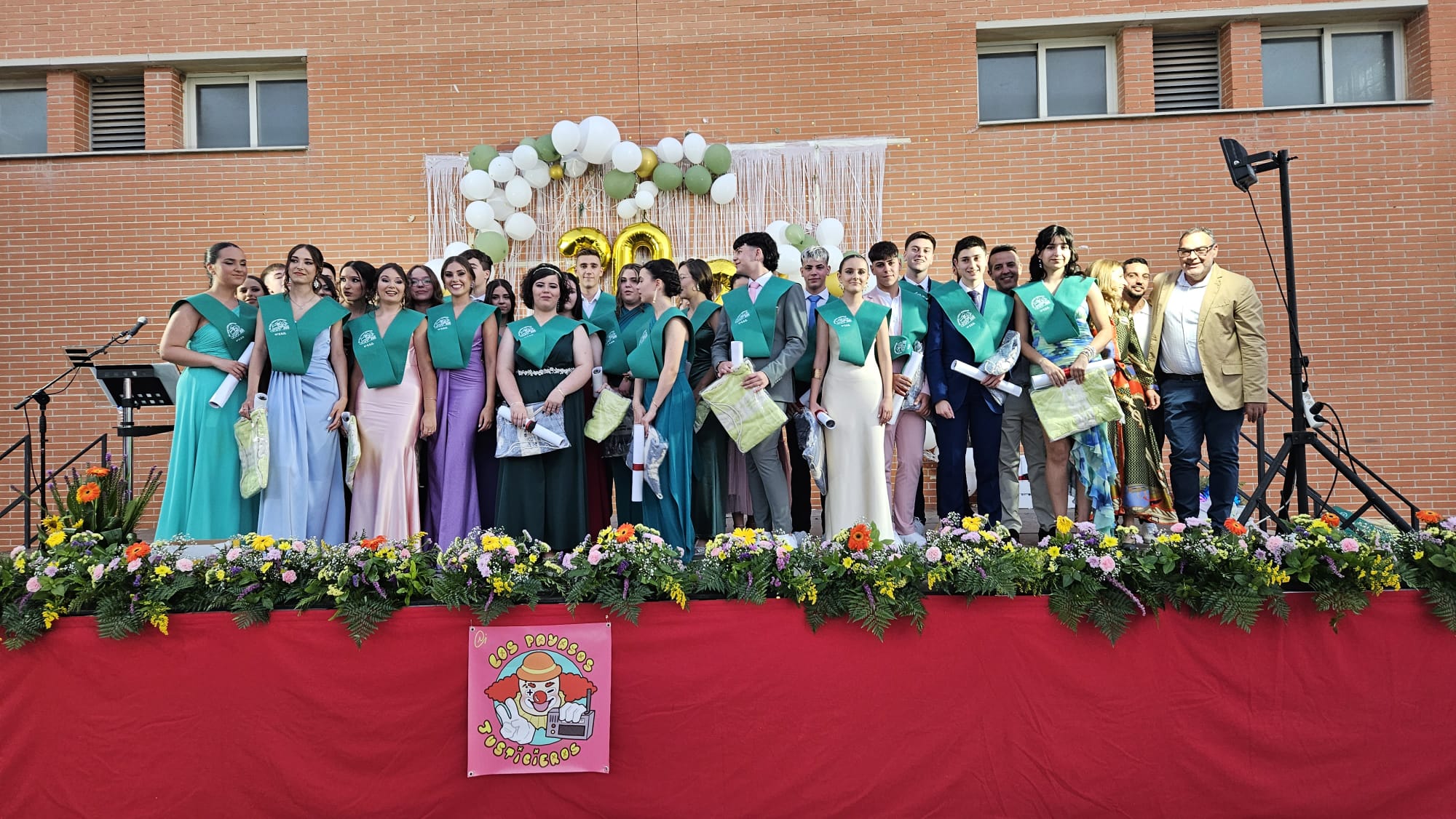 Foto de familia con graduadas/os de 4 º ESO B