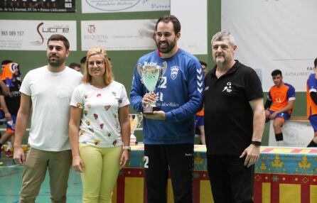 Fran Tirado recogió el trofeo de campeón